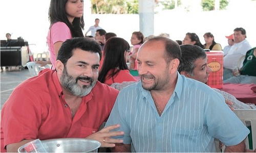 En la imagen Oscar Salomón hablando con Elzear Salemma, atrás el concejal Nelson Peralta como queriendo escuchar la conversación. Imagen de flickr.com